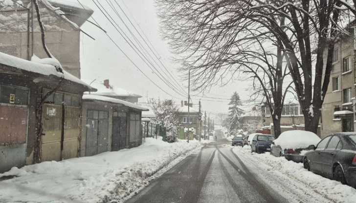 Кметът на Русе призовава шофьорите да освободят улиците за снегопочистващата техника Кметът на Русе призовава шофьорите да освободят улиците за снегопочистващата техника