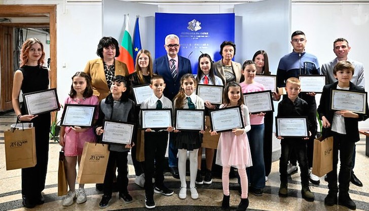 Дилек Неджати от Русе се пребори за отличието с над 1100 фотографии от български училища в страната и в чужбина Дилек Неджати от Русе се пребори за отличието с над 1100 фотографии от български училища в страната и в чужбина