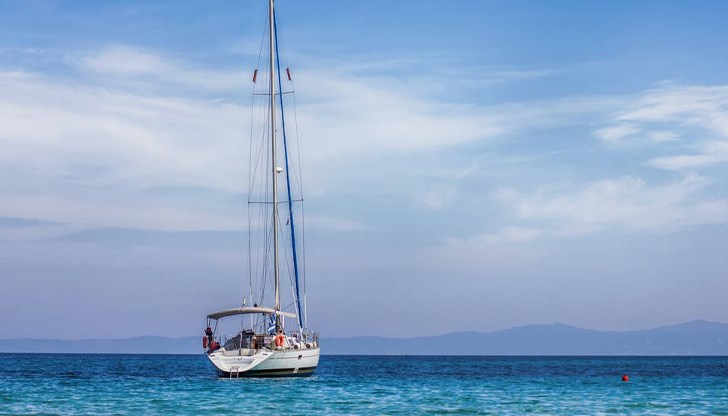 Силни ветрове потопиха плавателен съд край египетския бряг Силни ветрове потопиха плавателен съд край египетския бряг