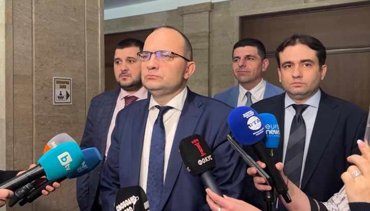 Една трета от първите 100 дни минаха в оправдания и лутане, във фалшиви "разкрития" за дупки и хвърляне на димки Една трета от първите 100 дни минаха в оправдания и лутане, във фалшиви "разкрития" за дупки и хвърляне на димки