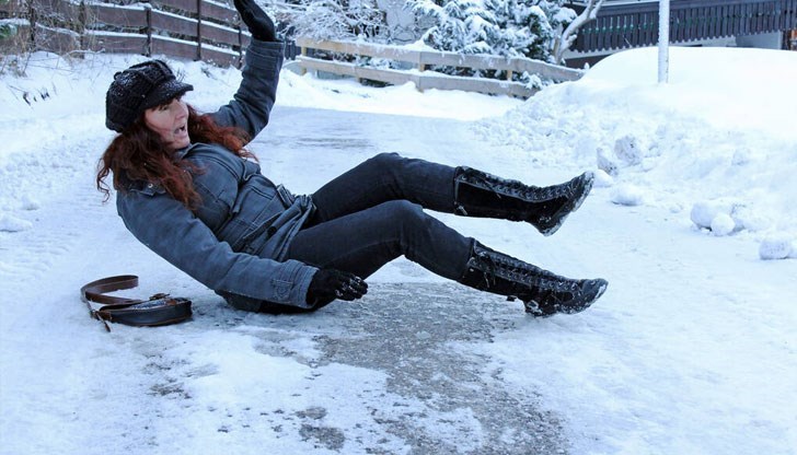 19 русенци пострадаха от падания на лед, 12 са приети в болницата 19 русенци пострадаха от падания на лед, 12 са приети в болницата