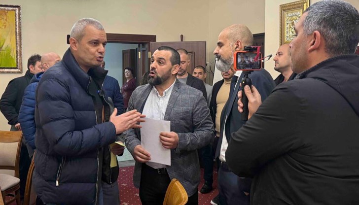 "Възраждане" настоява за оставката на Бранимир Коцев "Възраждане" настоява за оставката на Бранимир Коцев