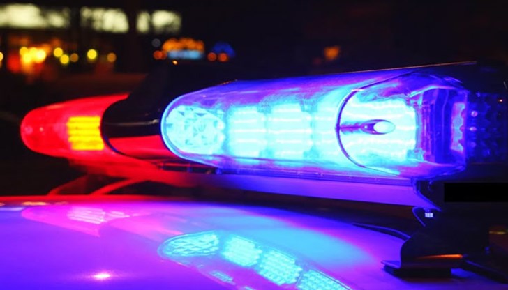 Трафикът преминава по изпреварващата лента, а Пътна полиция регулира движението Трафикът преминава по изпреварващата лента, а Пътна полиция регулира движението