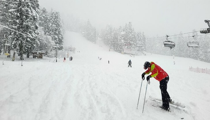 Снеговалежът затруднява туристите в зимните курорти Снеговалежът затруднява туристите в зимните курорти