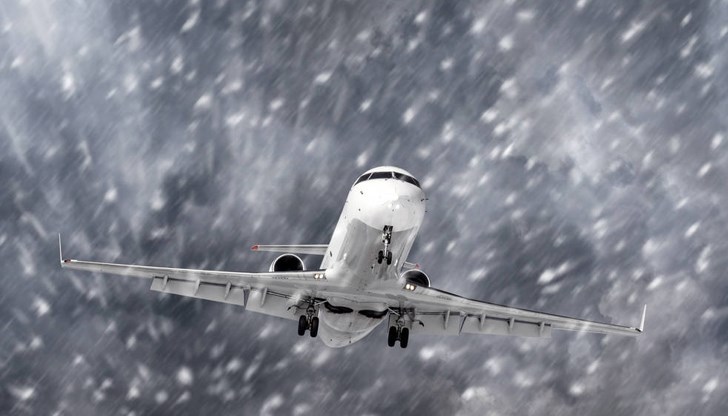 Стотици отменени полети и огромни закъснения заради лошото време Стотици отменени полети и огромни закъснения заради лошото време