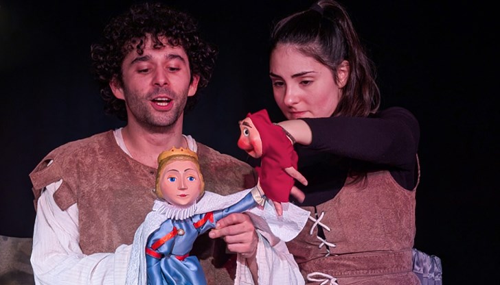 Майстори стъклари разказват магичната приказка на Братя Грим с много хумор и поезия Майстори стъклари разказват магичната приказка на Братя Грим с много хумор и поезия