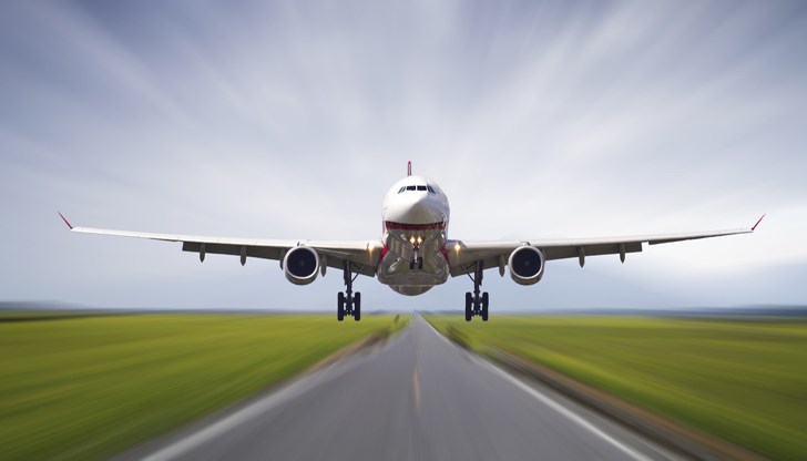 Самолет с 30 пътници изчака извънредно във въздуха Самолет с 30 пътници изчака извънредно във въздуха