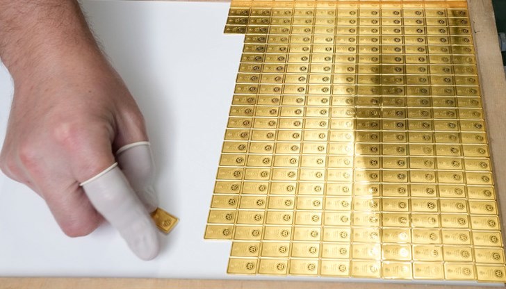 Гражданите търсят спасение от обезценяващата се рубла Гражданите търсят спасение от обезценяващата се рубла