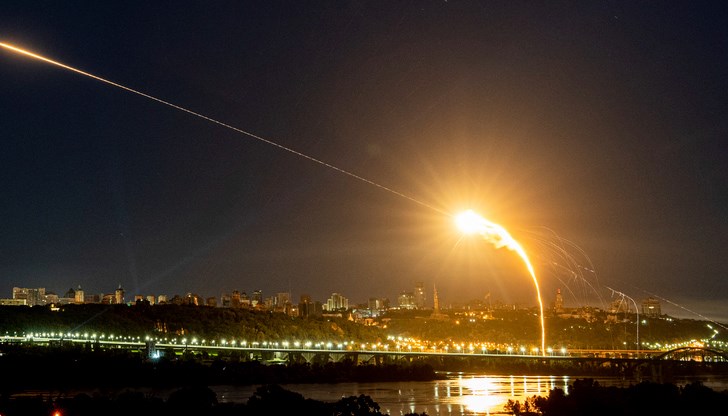 Пожари бушуват в пет района на украинската столица Пожари бушуват в пет района на украинската столица