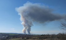 Горят старите рибарници край село Мечка