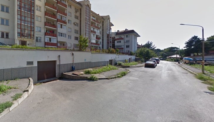 Жилищната сграда, в която се намират гаражите, е построена върху общински поземлен имот Жилищната сграда, в която се намират гаражите, е построена върху общински поземлен имот