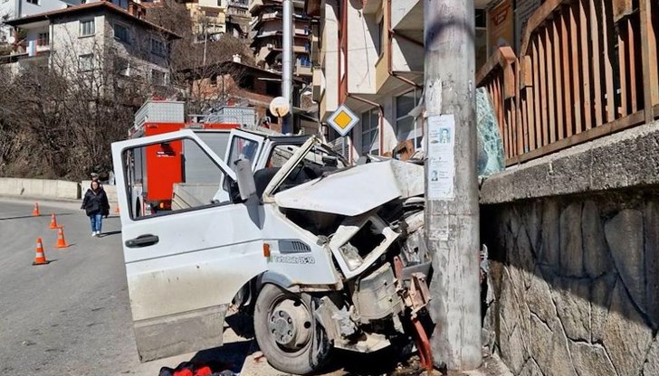 Товарен микробус се удари в електрически стълб, трима пострадаха при инцидента Товарен микробус се удари в електрически стълб, трима пострадаха при инцидента