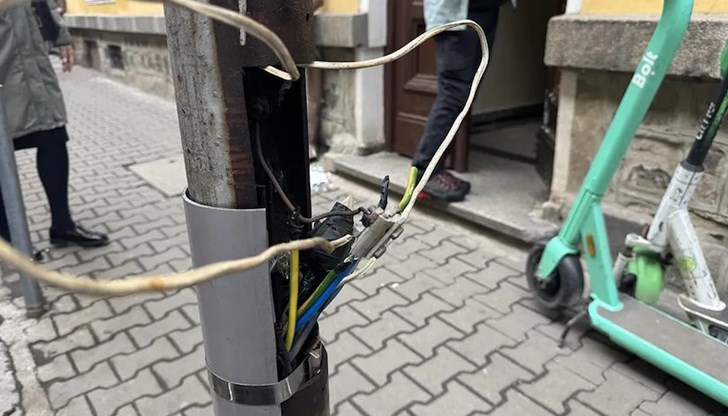 Гражданите са принудени да заобикалят опасни съоръжения по улица „Ангел Кънчев" Гражданите са принудени да заобикалят опасни съоръжения по улица „Ангел Кънчев"