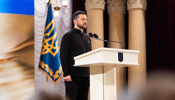 "Не съм с костюм" - Зеленски отвръща на критиките с ирония "Не съм с костюм" - Зеленски отвръща на критиките с ирония