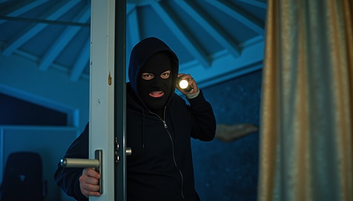 Апашите отмъкнаха над 1100 лева от търговския обект Апашите отмъкнаха над 1100 лева от търговския обект