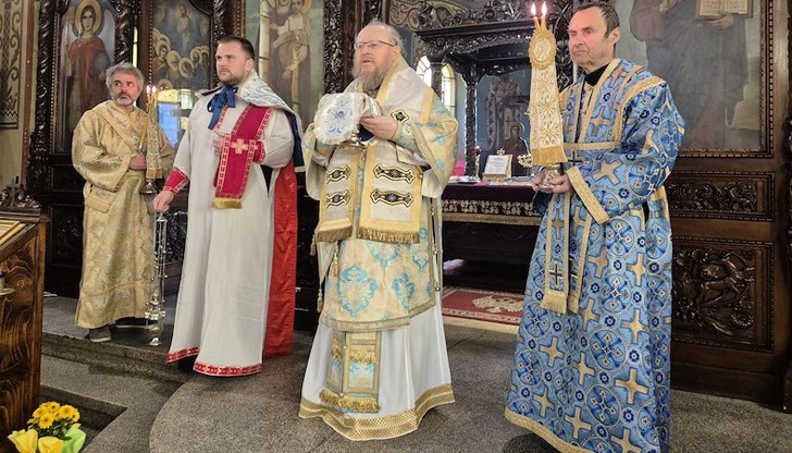 Отслужена беше архиерейска света литургия в храм “Успение Богородично” Отслужена беше архиерейска света литургия в храм “Успение Богородично”