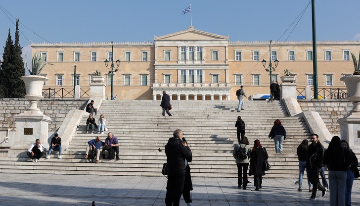 Протестиращи се сблъскаха с полицията пред гръцкия парламент докато депутатите дебатираха Протестиращи се сблъскаха с полицията пред гръцкия парламент докато депутатите дебатираха