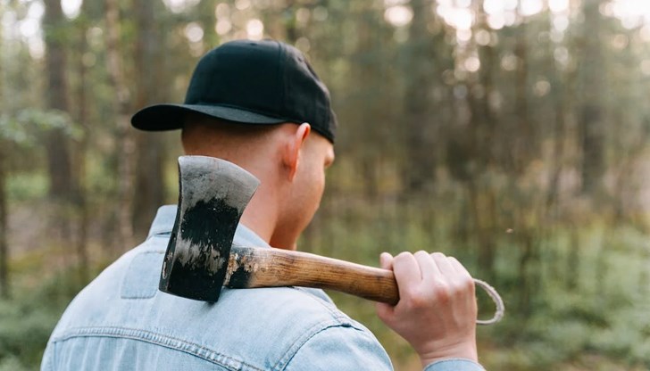 Агресивният мъж заплашил приятелката си с брадва Агресивният мъж заплашил приятелката си с брадва