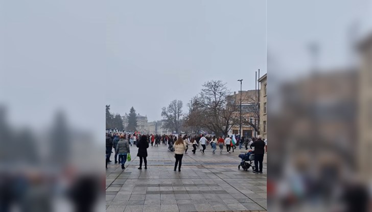 Над 60 младежи се хванаха на хоро пред Съдебната палата Над 60 младежи се хванаха на хоро пред Съдебната палата