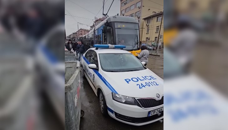 Ситуацията е довела до образуването на дълга опашка от трамваи Ситуацията е довела до образуването на дълга опашка от трамваи