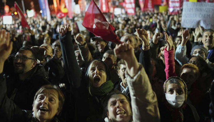 Стотици хиляди демонстранти се събраха на седмия протестен митинг въпреки забраната на властите Стотици хиляди демонстранти се събраха на седмия протестен митинг въпреки забраната на властите
