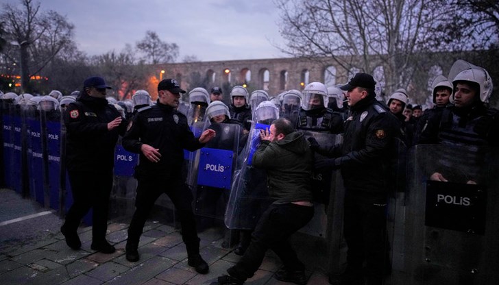 Блокирани са десетки пътни артерии, а стотици полицаи са разположени около Съдебната палата Блокирани са десетки пътни артерии, а стотици полицаи са разположени около Съдебната палата