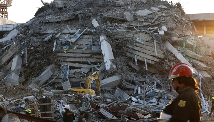 Мощен трус с магнитуд 7,7 и вторичен с 6,7 причиниха сериозни разрушения в град Мандалей Мощен трус с магнитуд 7,7 и вторичен с 6,7 причиниха сериозни разрушения в град Мандалей