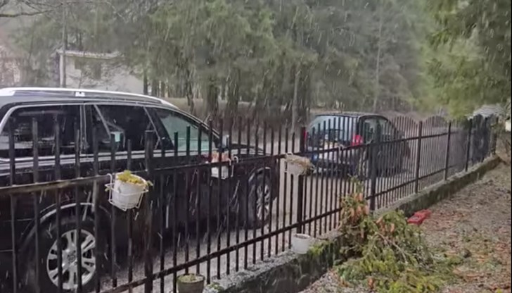 Земята побеля на 1400 метра надморска височина Земята побеля на 1400 метра надморска височина