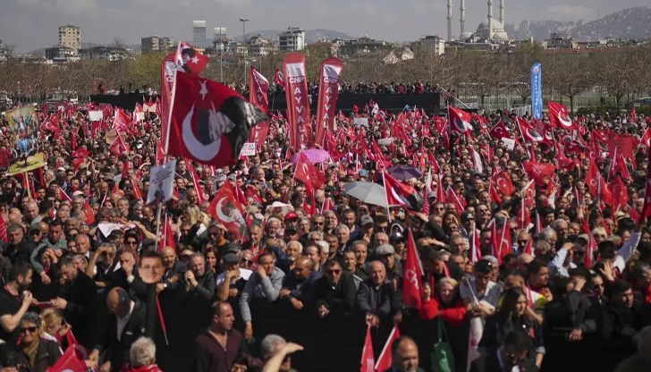 Прокуратурата иска затвор за 74 демонстранти, докато хиляди изпълват улиците Прокуратурата иска затвор за 74 демонстранти, докато хиляди изпълват улиците