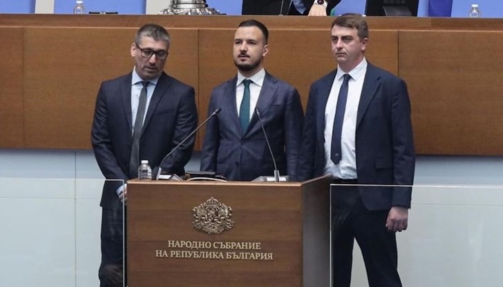 Самуил Славов (вляво) положи клетва на 14 март, заедно с Ивайло Костадинов и Иван Клисурски от ИТН Самуил Славов (вляво) положи клетва на 14 март, заедно с Ивайло Костадинов и Иван Клисурски от ИТН