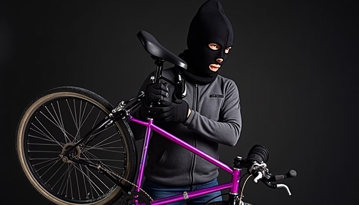 Полицията разследва случая, по вратата на мазето не са открити следи от взлом Полицията разследва случая, по вратата на мазето не са открити следи от взлом