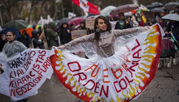 Мъже и жени рамо до рамо в мадридските протести за равенство между половете Мъже и жени рамо до рамо в мадридските протести за равенство между половете