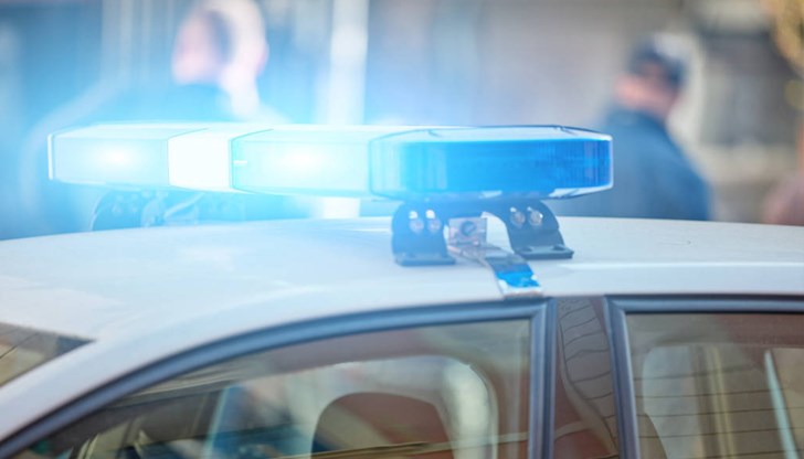 Жена се опита да спре нападателя, качвайки се на капака на автомобила му Жена се опита да спре нападателя, качвайки се на капака на автомобила му