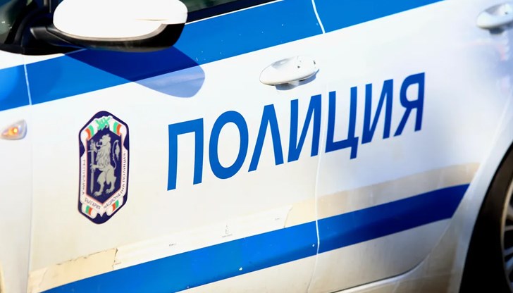 Полицията в момента обследва търговския обект с помощта на следови кучета Полицията в момента обследва търговския обект с помощта на следови кучета