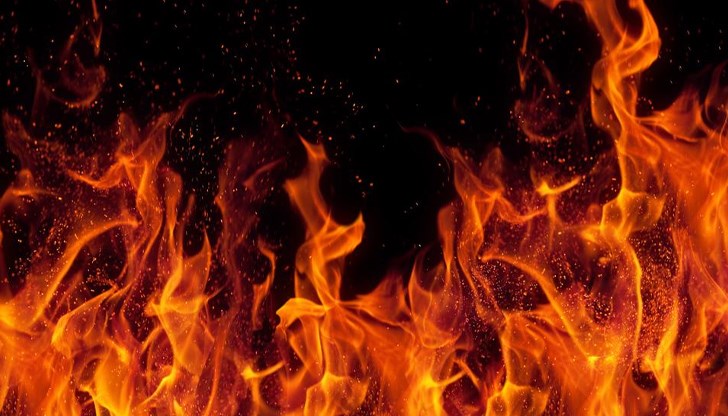 Огнената стихия унищожи къща в местността "Хисарлъка" Огнената стихия унищожи къща в местността "Хисарлъка"