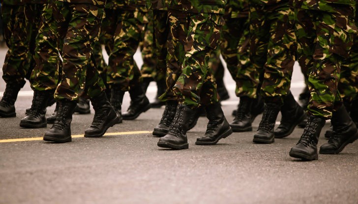 Според френски офицер военните се "подготвят за най-лошото" Според френски офицер военните се "подготвят за най-лошото"