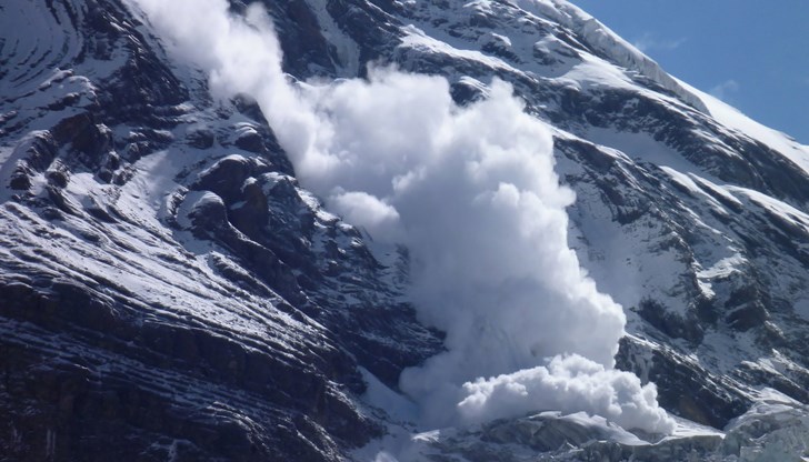 Строителни работници бяха затрупани от мощна лавина в Хималаите Строителни работници бяха затрупани от мощна лавина в Хималаите