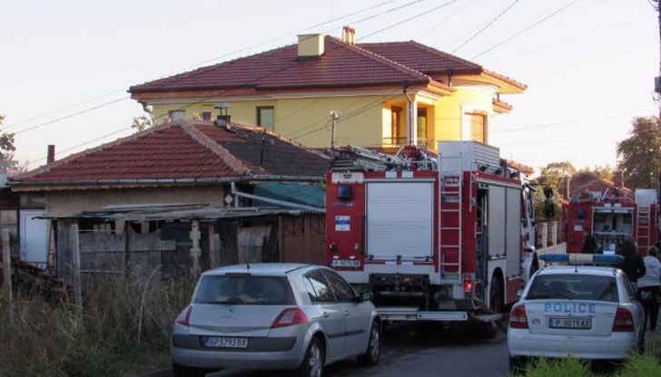 Огънят е унищожил гаража на имота и част от покривната конструкция на жилищната сграда Огънят е унищожил гаража на имота и част от покривната конструкция на жилищната сграда