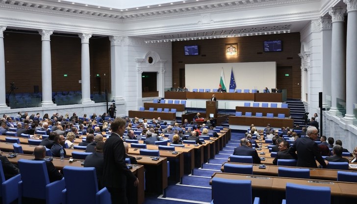 Депутатите "отвориха" държавни магазини и натовариха държавата с 19 милиарда лева дълг Депутатите "отвориха" държавни магазини и натовариха държавата с 19 милиарда лева дълг