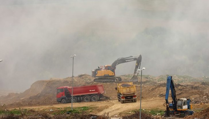 Специализирана техника и 15 огнеборци се борят с пламъците, засегнали над 10 декара Специализирана техника и 15 огнеборци се борят с пламъците, засегнали над 10 декара