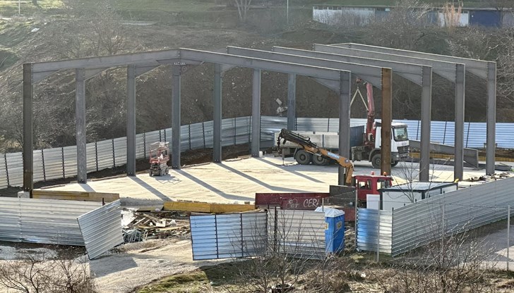 Строителните дейности продължават след тежкия инцидент с млад работник Строителните дейности продължават след тежкия инцидент с млад работник