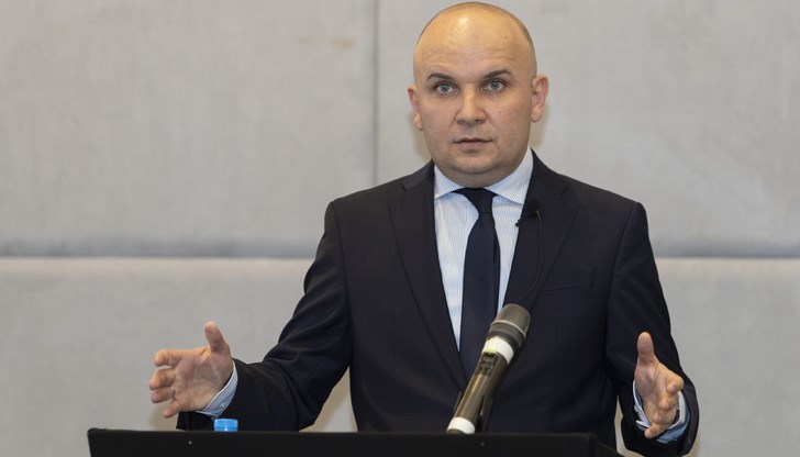 Евродепутатът: Имахме одобрени кадри, но "някой натисна копчето" Евродепутатът: Имахме одобрени кадри, но "някой натисна копчето"