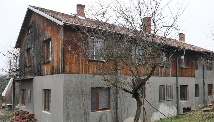 За ремонта на 90-годишната хижа са нужни близо 10 хиляди лева за материали За ремонта на 90-годишната хижа са нужни близо 10 хиляди лева за материали