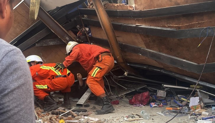 Срутването на небостъргач в Банкок затрупа над 80 строителни работници Срутването на небостъргач в Банкок затрупа над 80 строителни работници