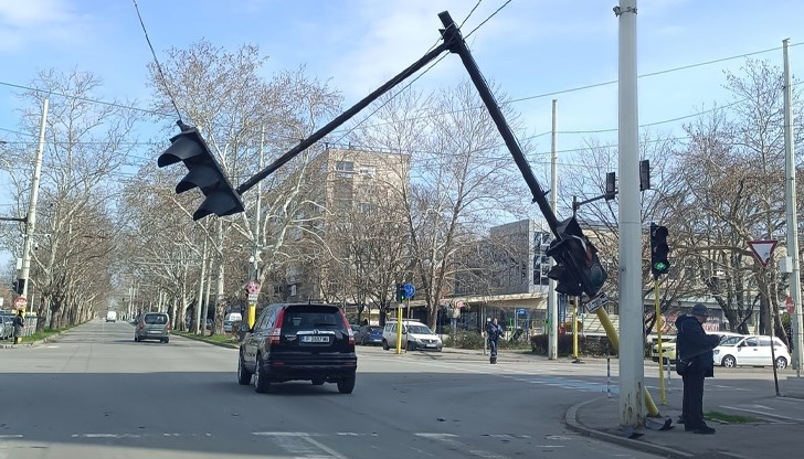 Шофьорите да внимават на кръстовището на "Олимп" заради наклоненото съоръжение Шофьорите да внимават на кръстовището на "Олимп" заради наклоненото съоръжение