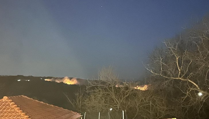 Стихията обхвана 2000 декара сухи треви и храсти Стихията обхвана 2000 декара сухи треви и храсти