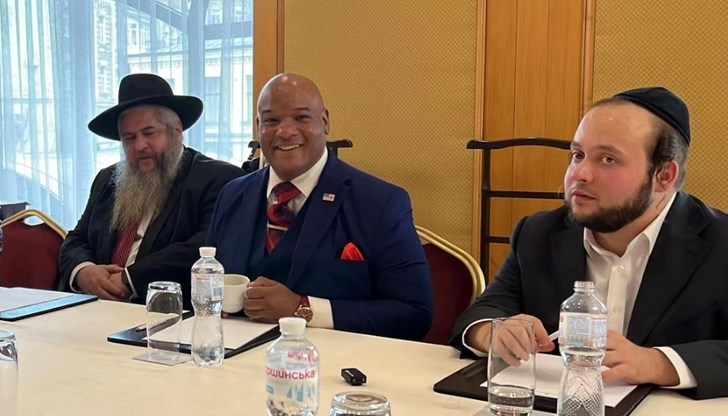 Главният равин на Украйна заведе пастор Марк Бърнс на места, опустошени от войната Главният равин на Украйна заведе пастор Марк Бърнс на места, опустошени от войната