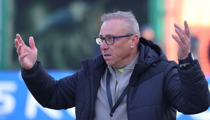 Илиев остава начело на националния отбор по футбол Илиев остава начело на националния отбор по футбол