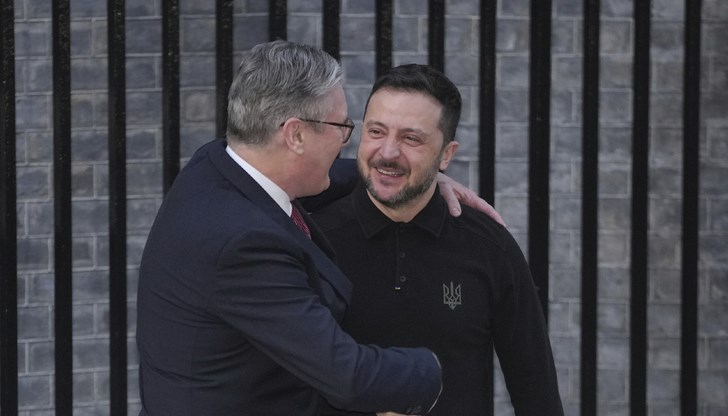 Киър Стармър търси дипломатическо решение след напрежението в Овалния кабинет Киър Стармър търси дипломатическо решение след напрежението в Овалния кабинет