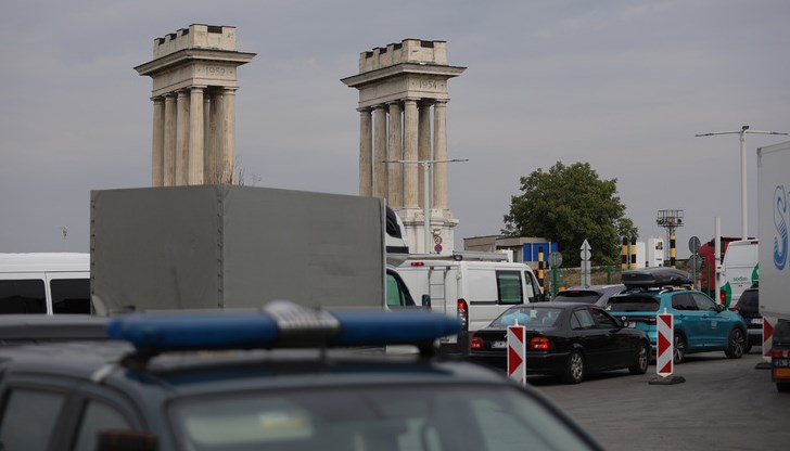 Задържаните са трима иракчани и две мароканки Задържаните са трима иракчани и две мароканки